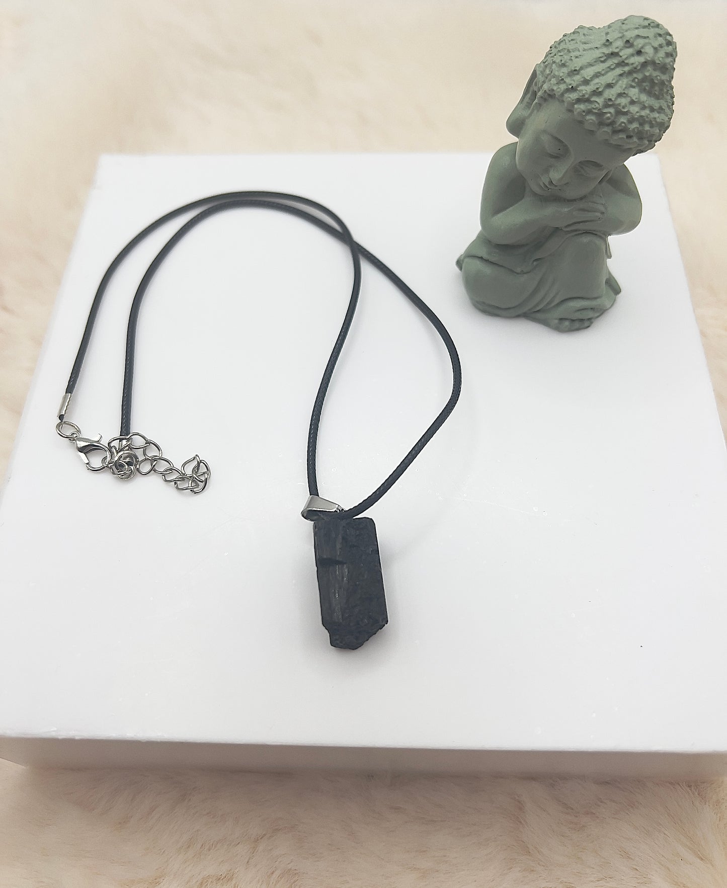 ✨ Kette mit Rohstein Schwarzer Turmalin | Lederband 45–50 cm | Natürlicher Schutzstein