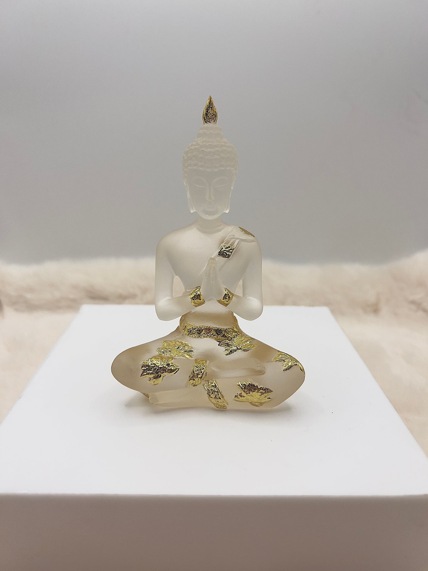 Kleiner Buddha aus Harz – mit goldenen Applikationen | Edle Dekofigur für Ruhe, Achtsamkeit & Wohlfühlräume