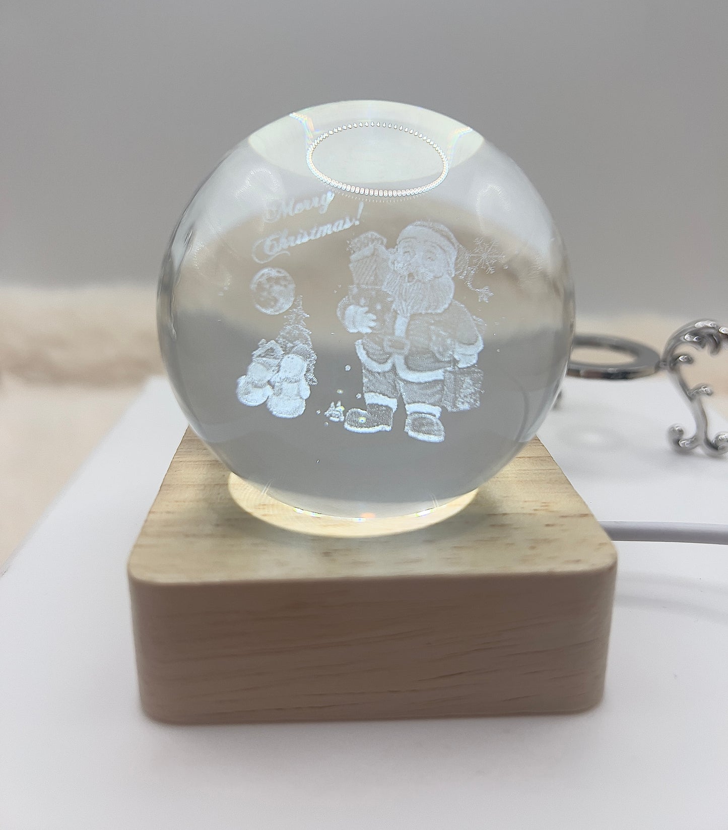 Kristallkugel „Merry Christmas“ – Weihnachtsmann | 3D Lasergravur | inkl. Ständer | Festliche Deko & Geschenkidee