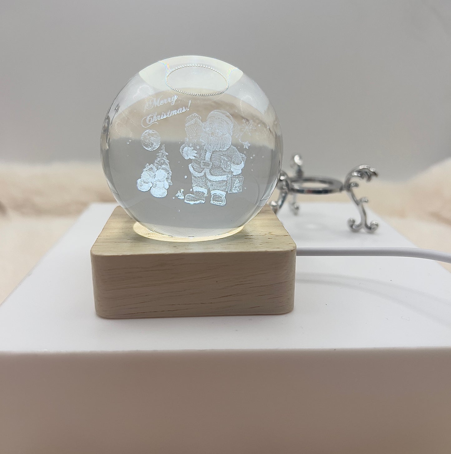 Kristallkugel „Merry Christmas“ – Weihnachtsmann | 3D Lasergravur | inkl. Ständer | Festliche Deko & Geschenkidee