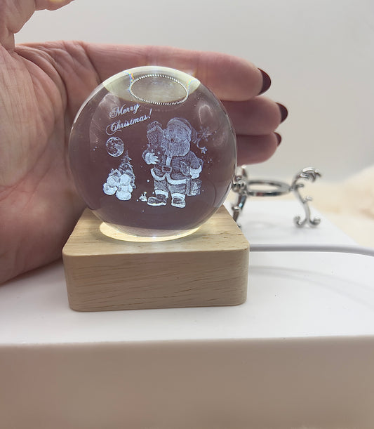 Kristallkugel „Merry Christmas“ – Weihnachtsmann | 3D Lasergravur | inkl. Ständer | Festliche Deko & Geschenkidee