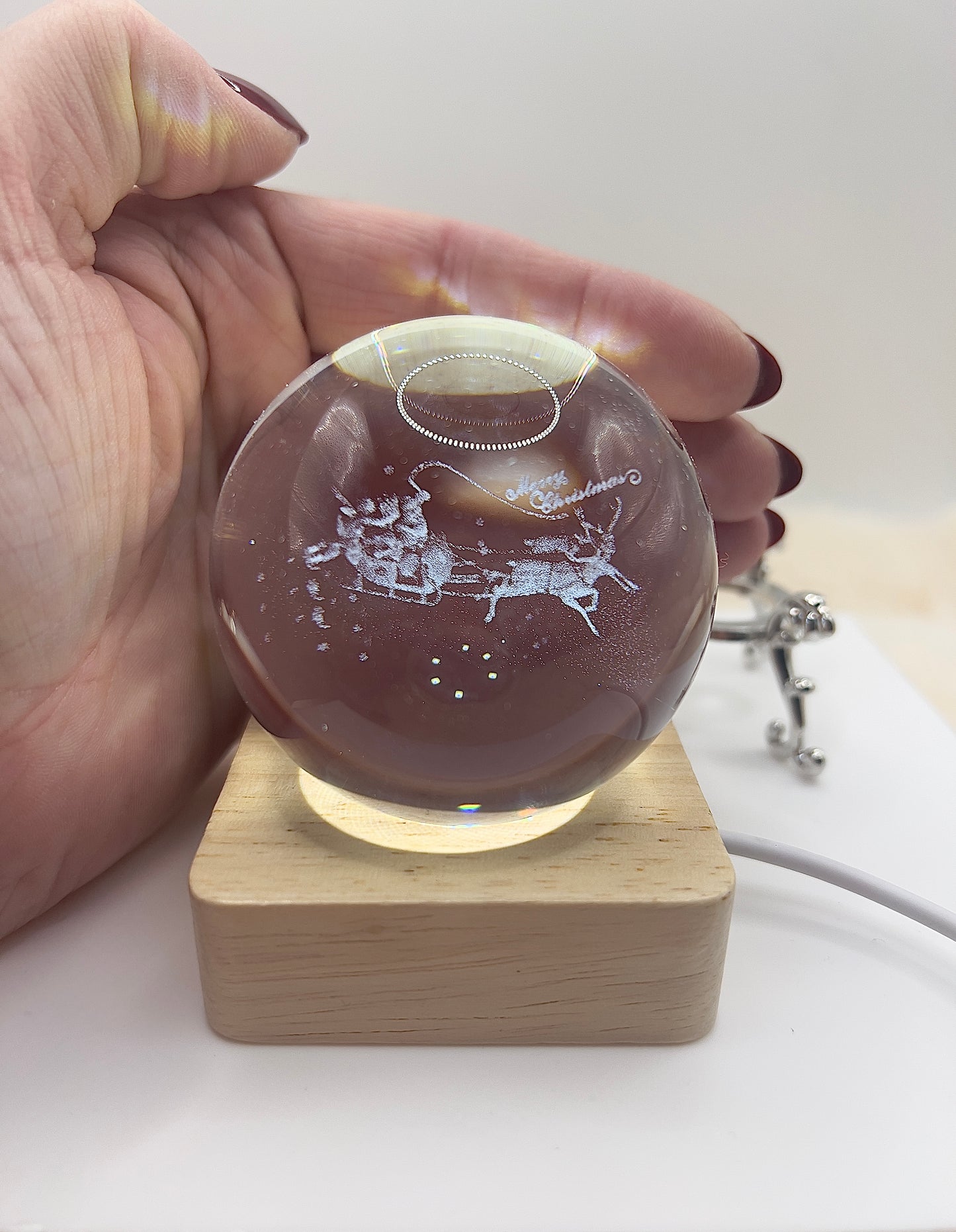 Kristallkugel „Merry Christmas“ mit Rentier & Schlitten – inkl. Ständer | Festliche Weihnachtsdeko & Geschenkidee