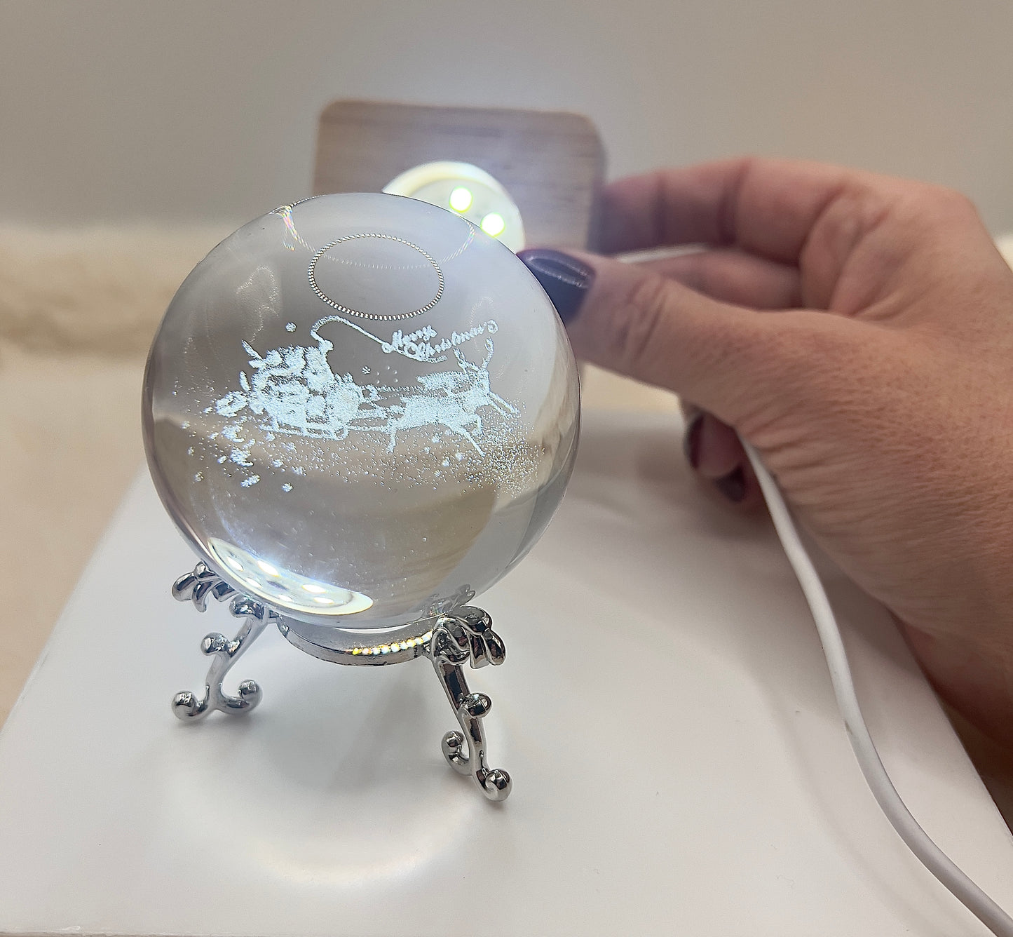 Kristallkugel „Merry Christmas“ mit Rentier & Schlitten – inkl. Ständer | Festliche Weihnachtsdeko & Geschenkidee