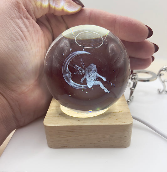 Kristallkugel „Mondfee“ mit filigranem Ständer – Magie, Inspiration & Schutz