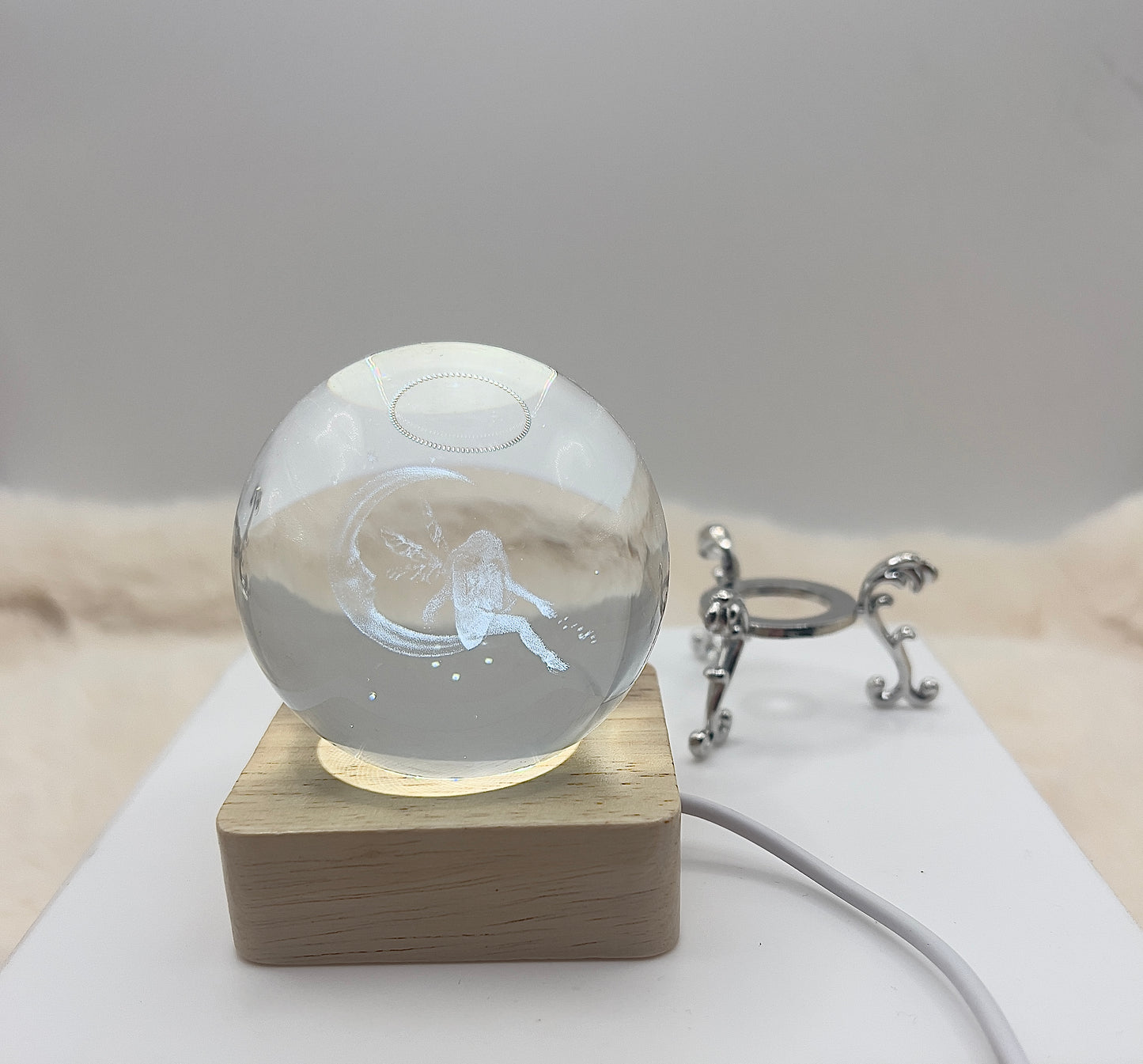 Kristallkugel „Mondfee“ mit filigranem Ständer – Magie, Inspiration & Schutz