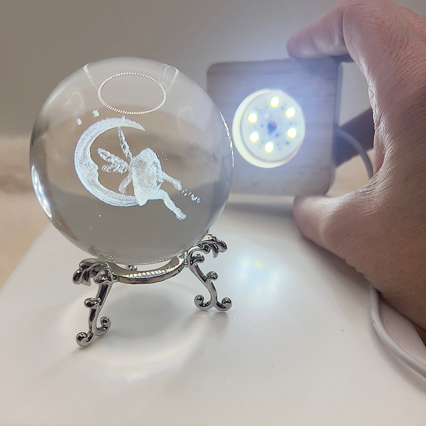 Kristallkugel „Mondfee“ mit filigranem Ständer – Magie, Inspiration & Schutz