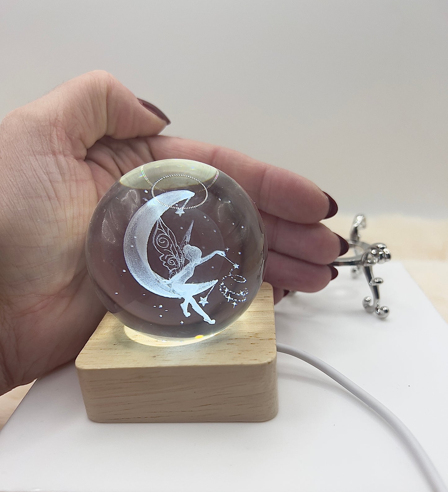 🌙✨ Kristallkugel mit 3D-Mondfee & edlem Ständer (291 g)