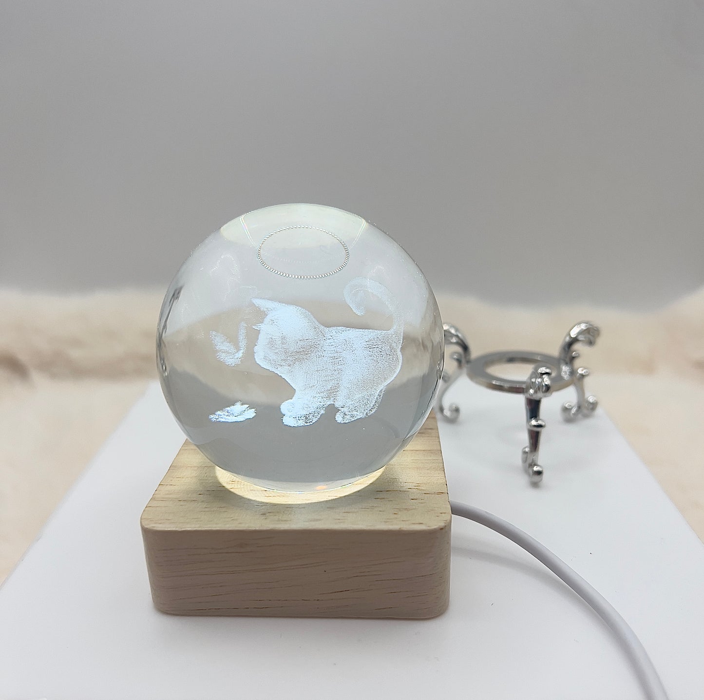 Kristallkugel „Black Kitten & Butterfly“ mit Silberständer – Verspielte Magie & Leichtigkeit