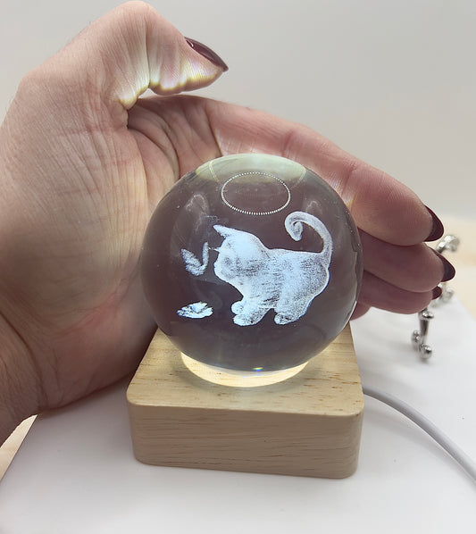 Kristallkugel „Black Kitten & Butterfly“ mit Silberständer – Verspielte Magie & Leichtigkeit