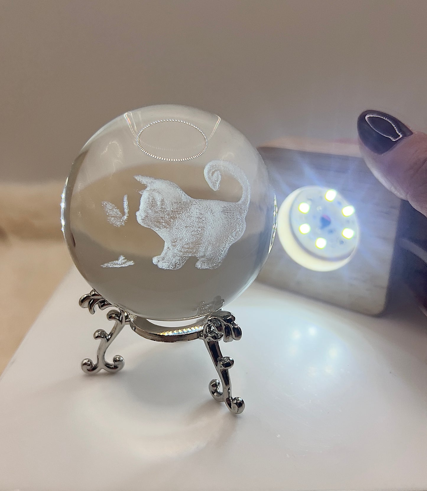 Kristallkugel „Black Kitten & Butterfly“ mit Silberständer – Verspielte Magie & Leichtigkeit
