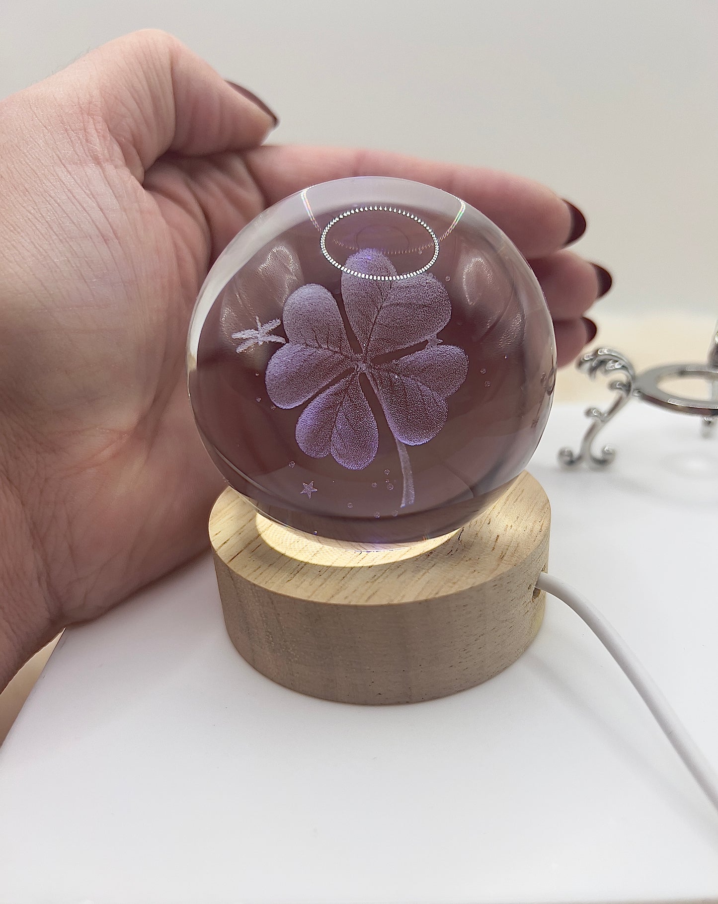 🍀✨ Kristallkugel mit 3D-Vierblättrigem Kleeblatt & LED-Holzsockel (inkl. USB)