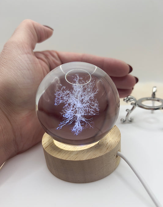 🌳 Kristallkugel Tree of Life mit LED-Holzständer – Set mit USB-Anschluss