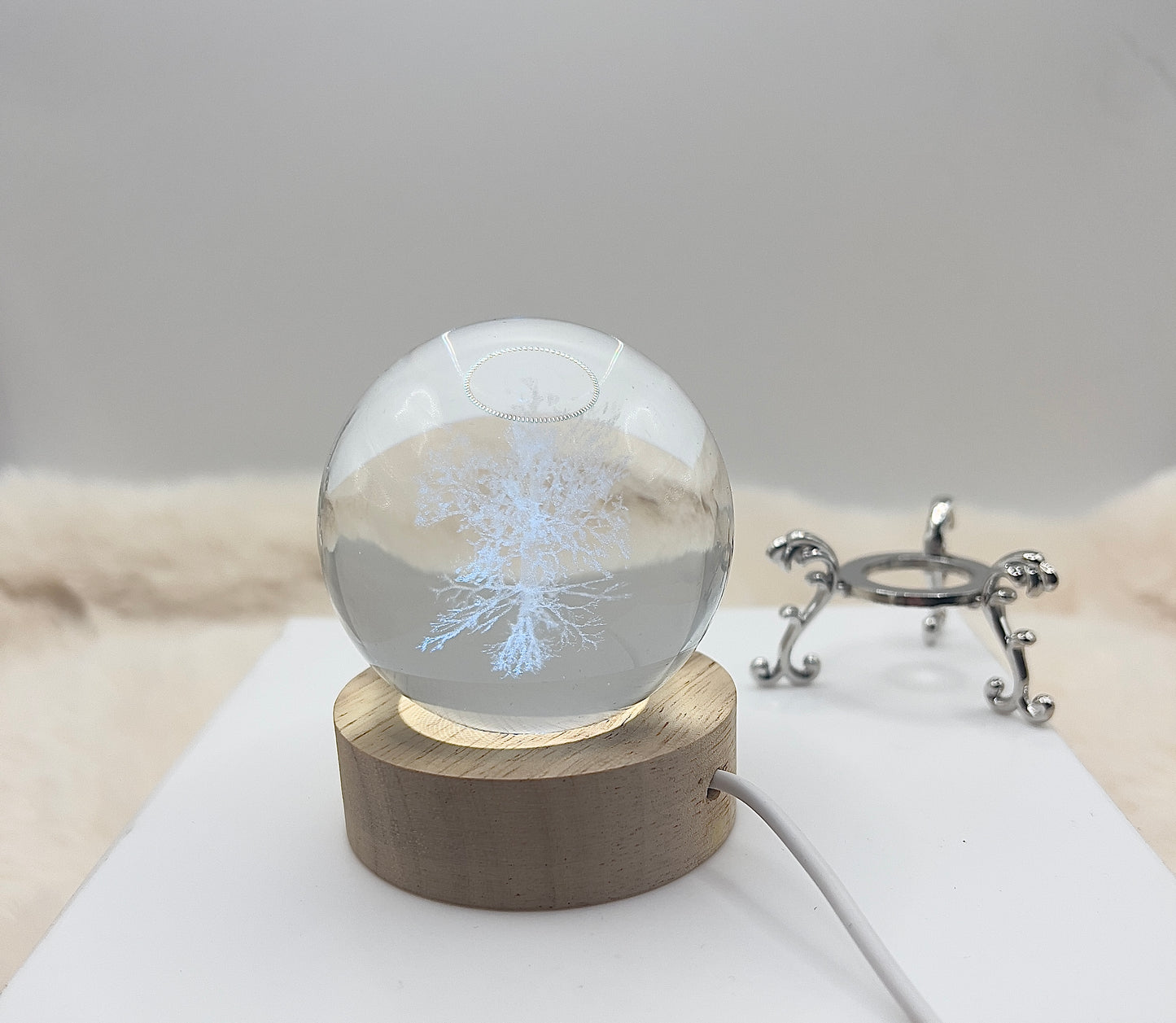🌳 Kristallkugel Tree of Life mit LED-Holzständer – Set mit USB-Anschluss