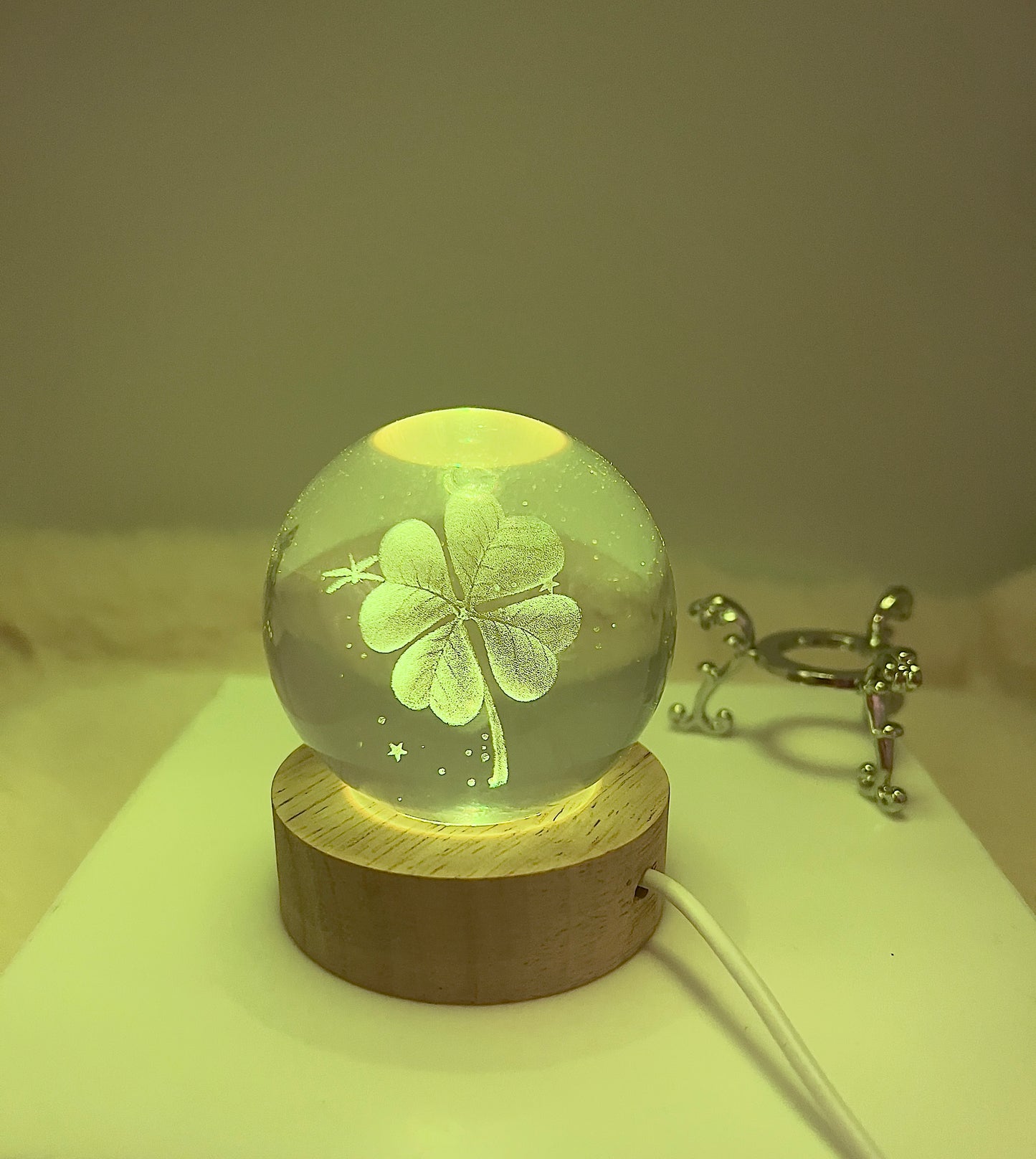 🍀✨ Kristallkugel mit 3D-Vierblättrigem Kleeblatt & LED-Holzsockel (inkl. USB)