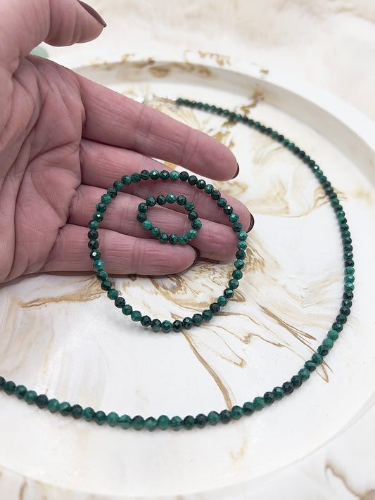 ✨ Adventstürchen 1 – Exklusives Malachit Schmuckset (Kette, Armband & Ring) aus 4 mm facettierten Perlen – limitiert & 20% günstiger ✨
