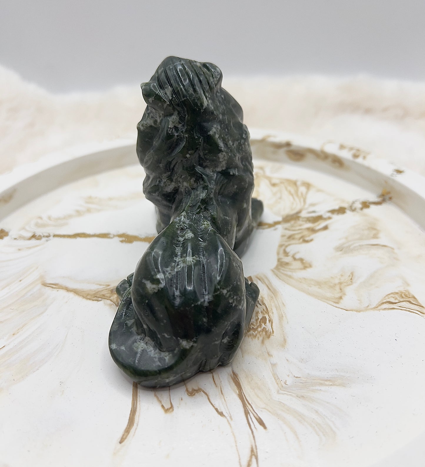 Schutzlöwe aus Grüner Jade – handgearbeitetes Unikat für Stärke & Harmonie