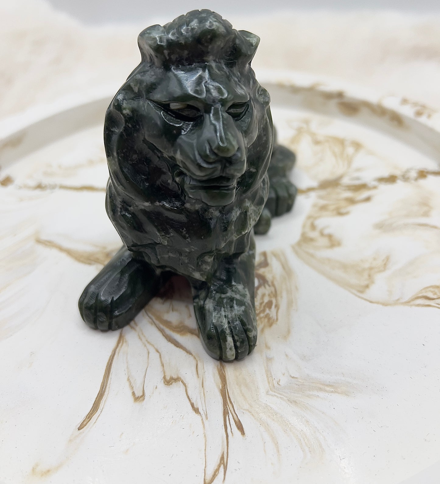 Schutzlöwe aus Grüner Jade – handgearbeitetes Unikat für Stärke & Harmonie