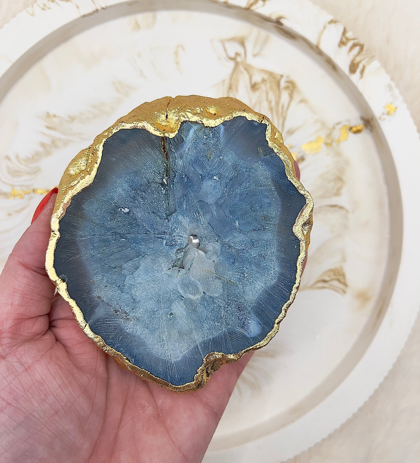 Blauer Achat Teelichthalter mit Druse – handgeschliffen & an den Rändern 24K vergoldet | 326 g | Luxus-Unikat