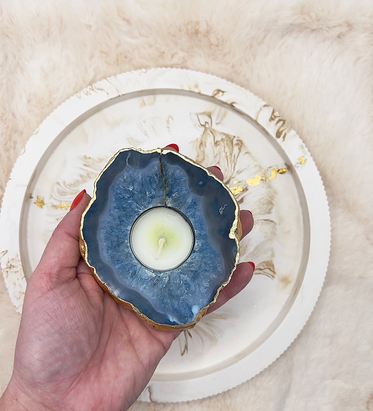 Blauer Achat Teelichthalter mit Druse – handgeschliffen & an den Rändern 24K vergoldet | 326 g | Luxus-Unikat