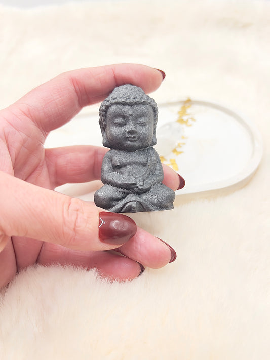 ✨ Adventstürchen 11 – Schungit-Buddha mit Bergkristall ✨