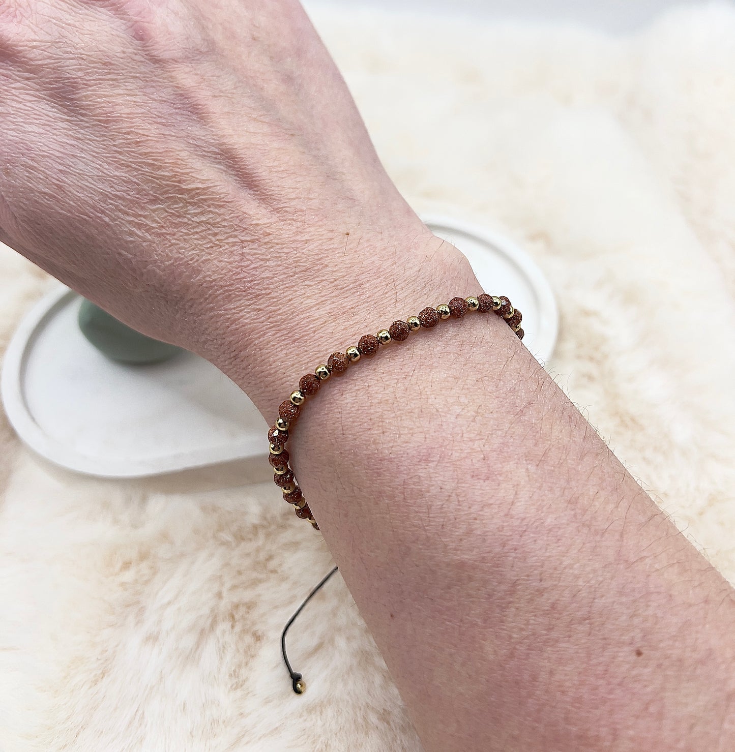 Makramee-Armband Golden Healer (synthetisch) – facettierte Eleganz in Schwarz & Gold