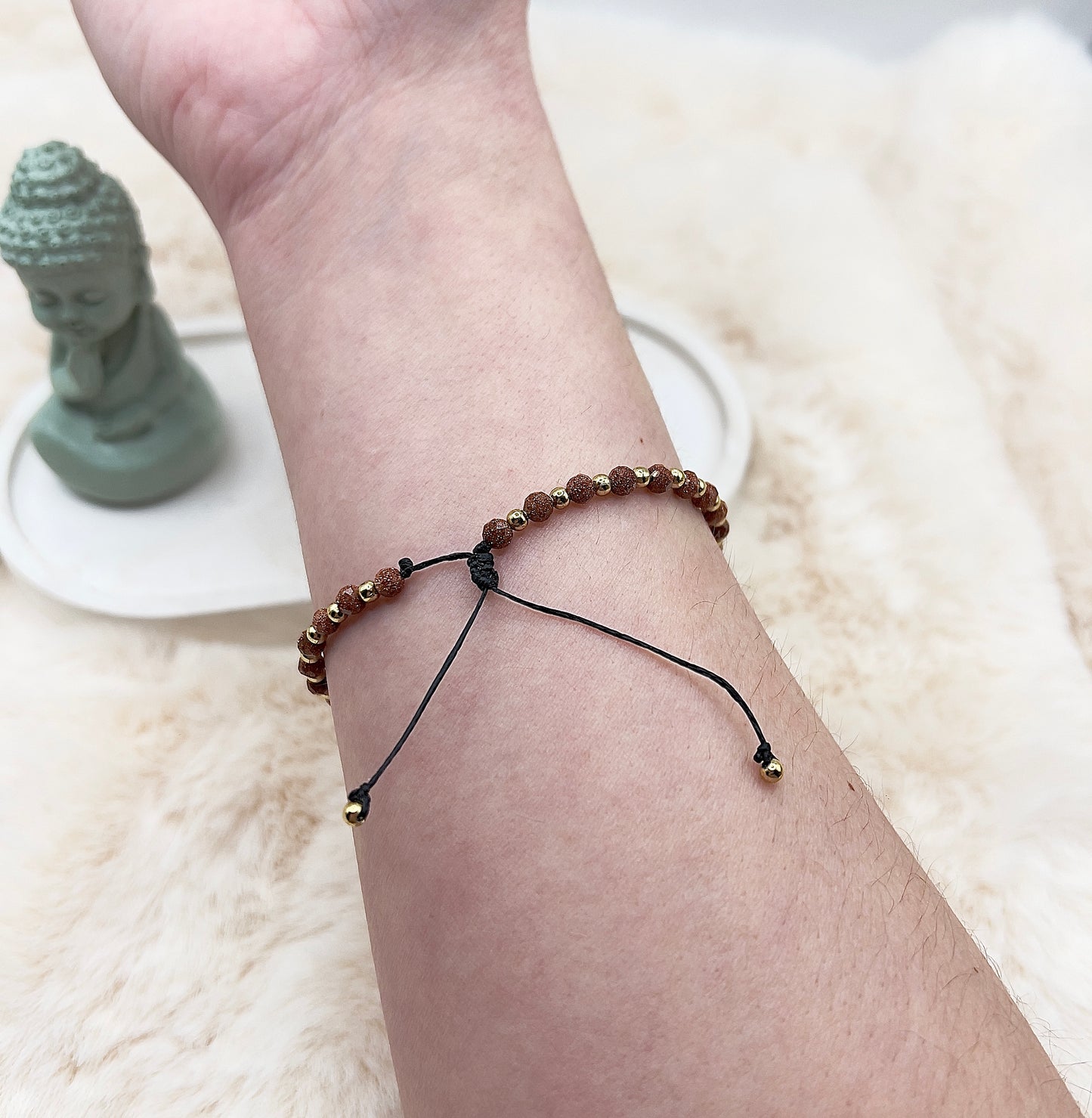 Makramee-Armband Golden Healer (synthetisch) – facettierte Eleganz in Schwarz & Gold
