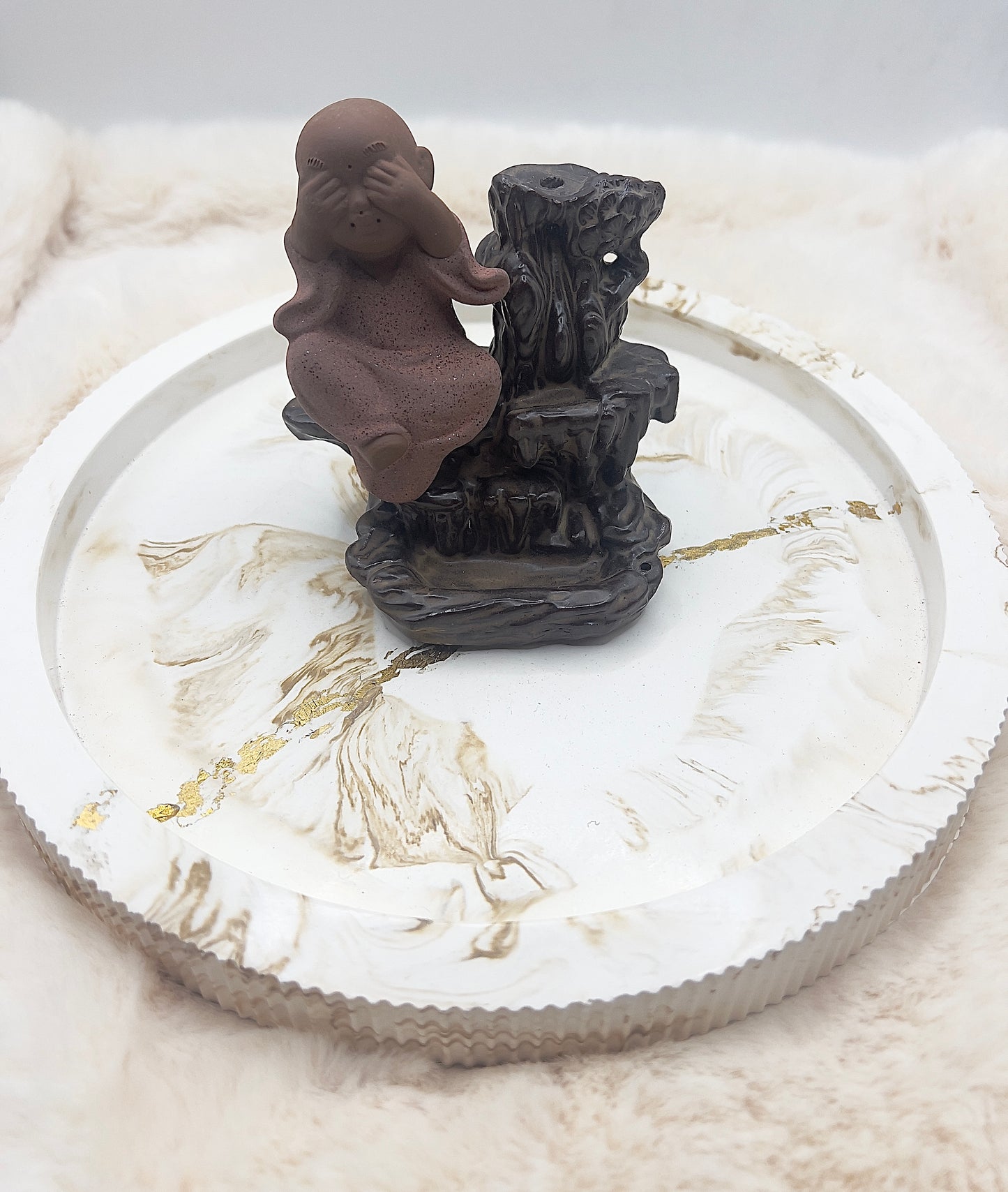 Rückfluss-Räucherkegelhalter „Nichts sehen“ – Buddha der Achtsamkeit | Räucherbrunnen mit Rückfluss & Stäbchenhalter