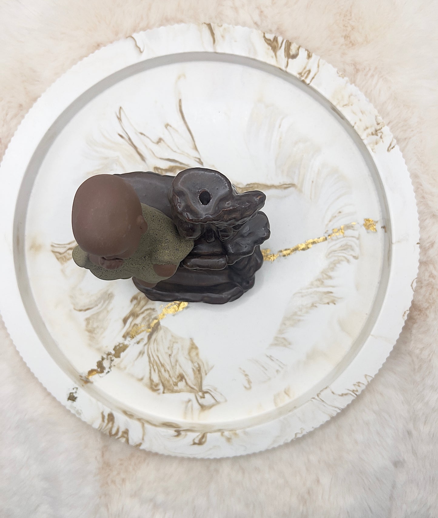 Rückfluss-Räucherkegelhalter „Nichts sagen“ – Buddha der Achtsamkeit | Räucherbrunnen mit Rückfluss & Stäbchenhalter