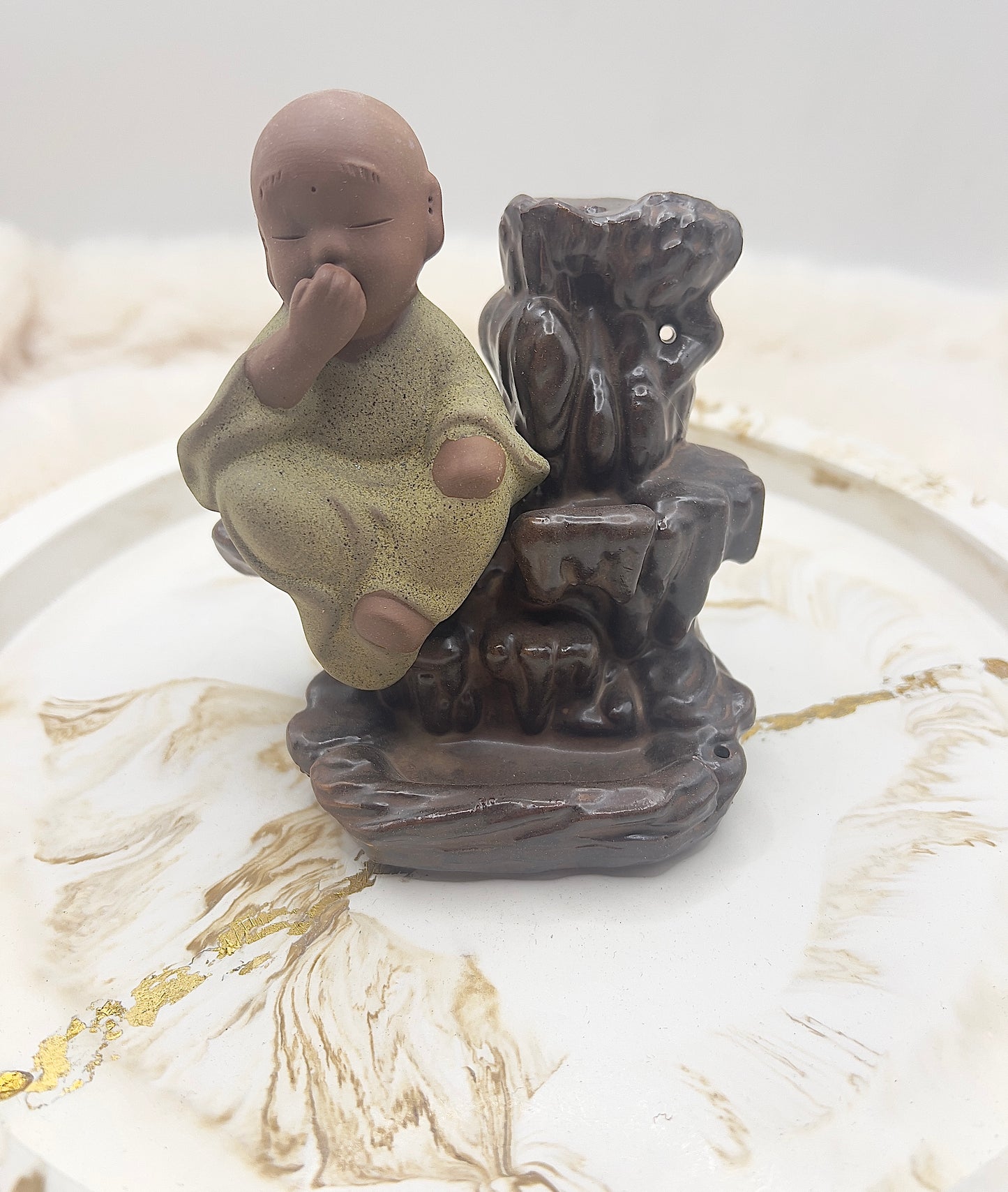 Rückfluss-Räucherkegelhalter „Nichts sagen“ – Buddha der Achtsamkeit | Räucherbrunnen mit Rückfluss & Stäbchenhalter