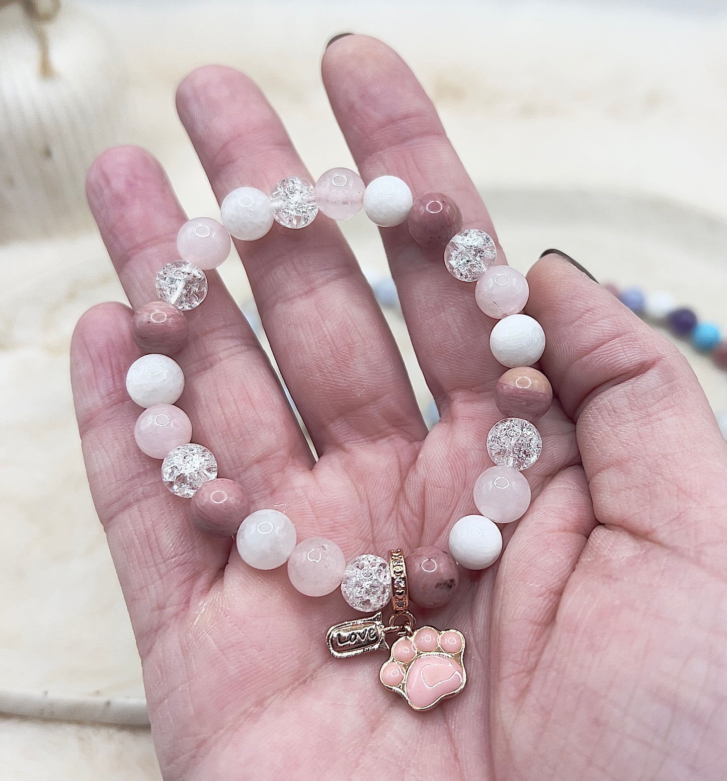 Armband Pfotenglück - mit Rosenquarz, Mondstein, Rhodonit & Crackle Bergkristall