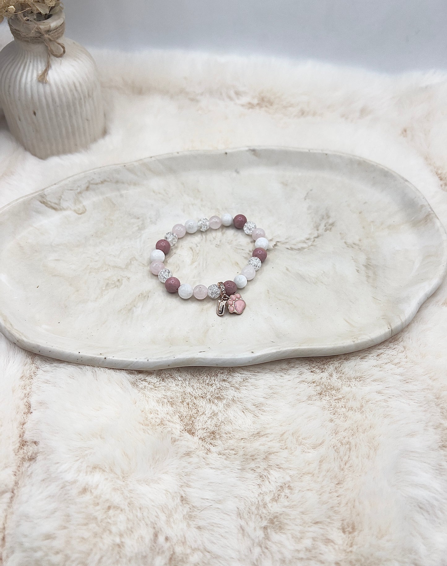 Armband Pfotenglück - mit Rosenquarz, Mondstein, Rhodonit & Crackle Bergkristall