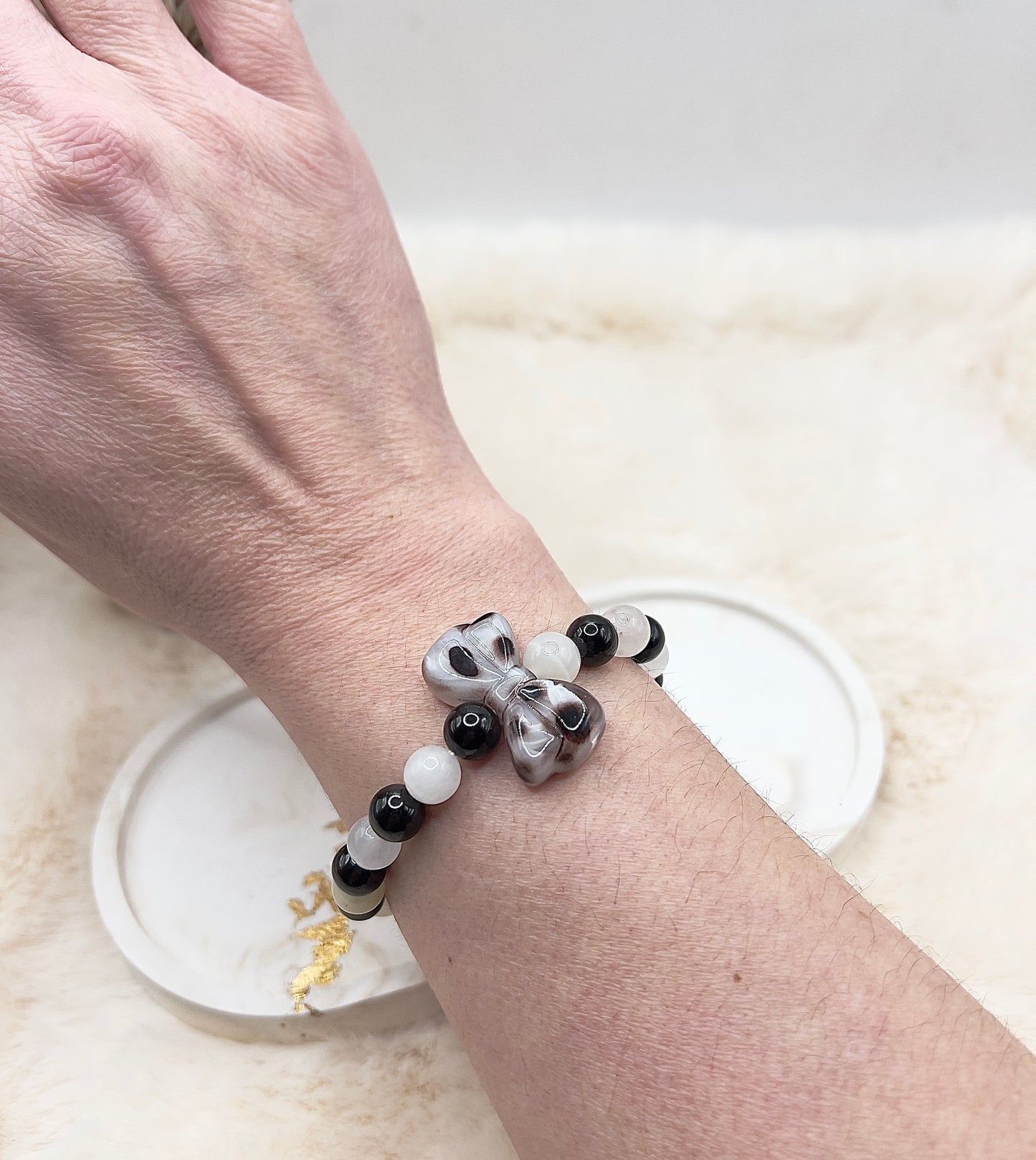 Statement-Armband Leo-Optik – Resin-Schleife | Granat AAA & Sonnenmondstein | 8 mm