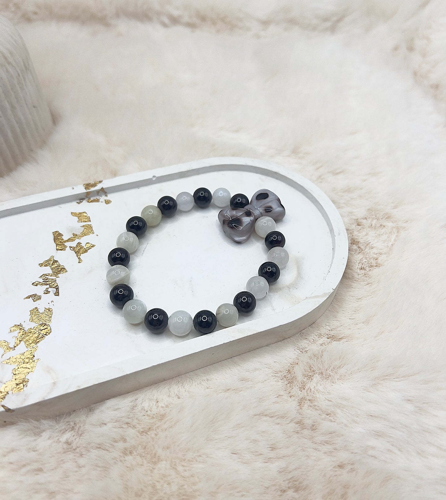 Statement-Armband Leo-Optik – Resin-Schleife | Granat AAA & Sonnenmondstein | 8 mm
