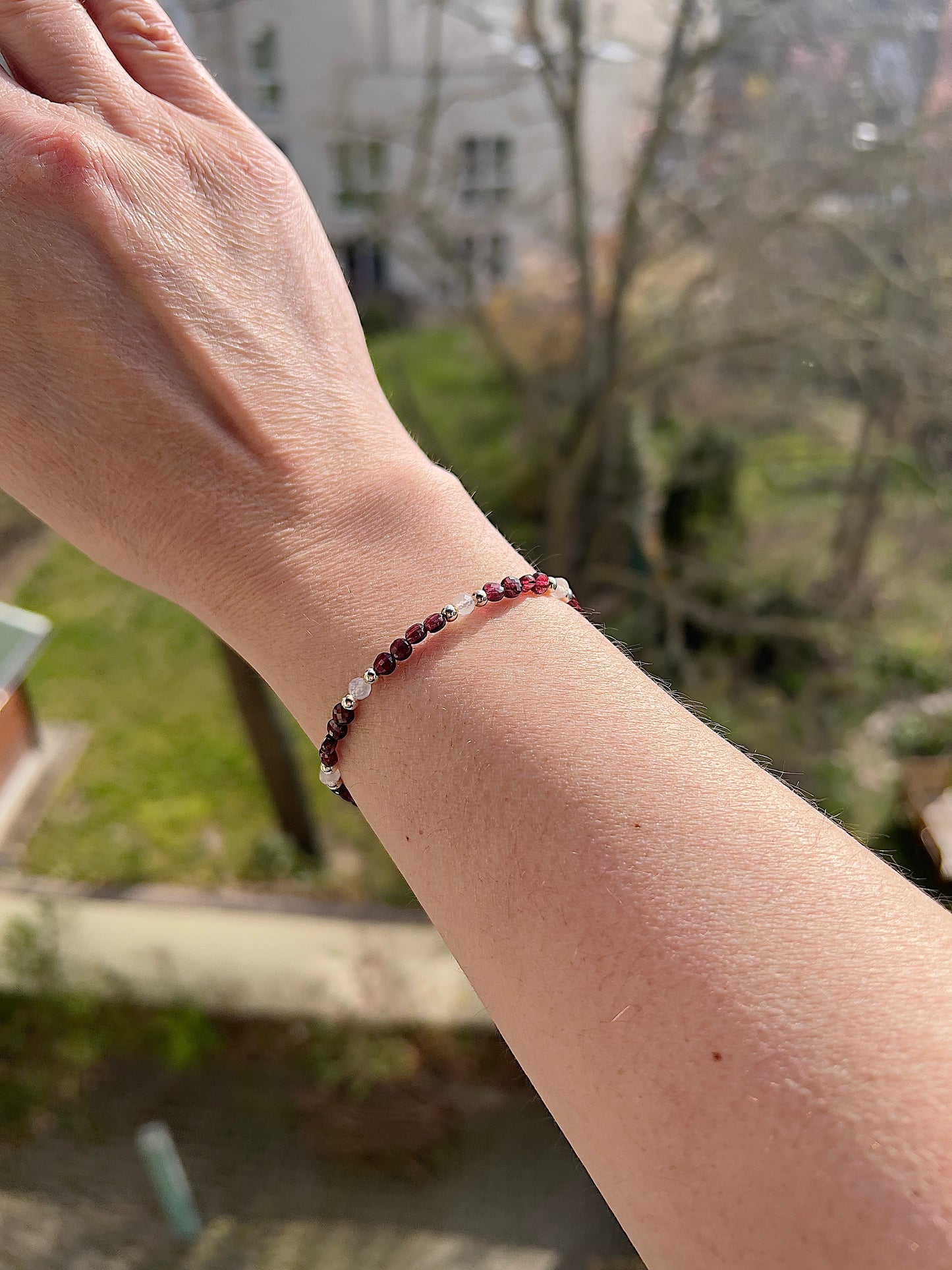 Facettiertes Edelstein Armband 4mm – Granat & Mondstein mit 925 Silber