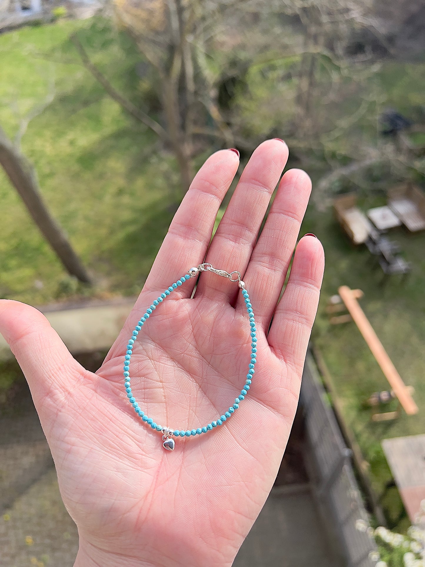 Zartes Edelstein Armband 2mm – Neo-Türkis facettiert mit 925 Silber Herz