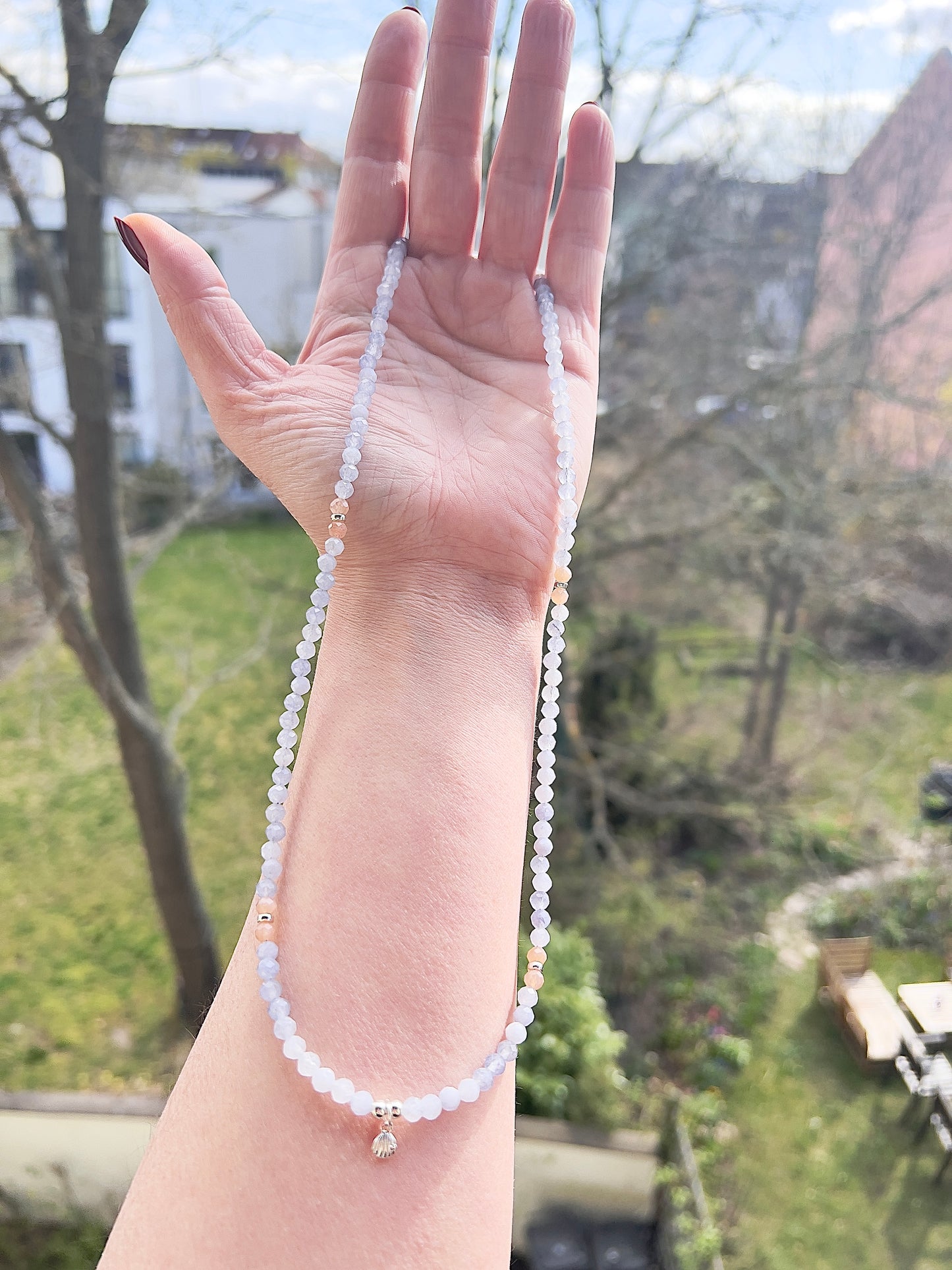 Edelstein Kette 54 cm – Aquamarin & Sonnenmondstein facettiert mit 925 Silber Muschel