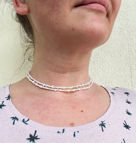 Doppelte Süßwasserperlen-Kette – 2–4 mm | filigrane Layering-Kette mit Edelstahl vergoldeter Verlängerung