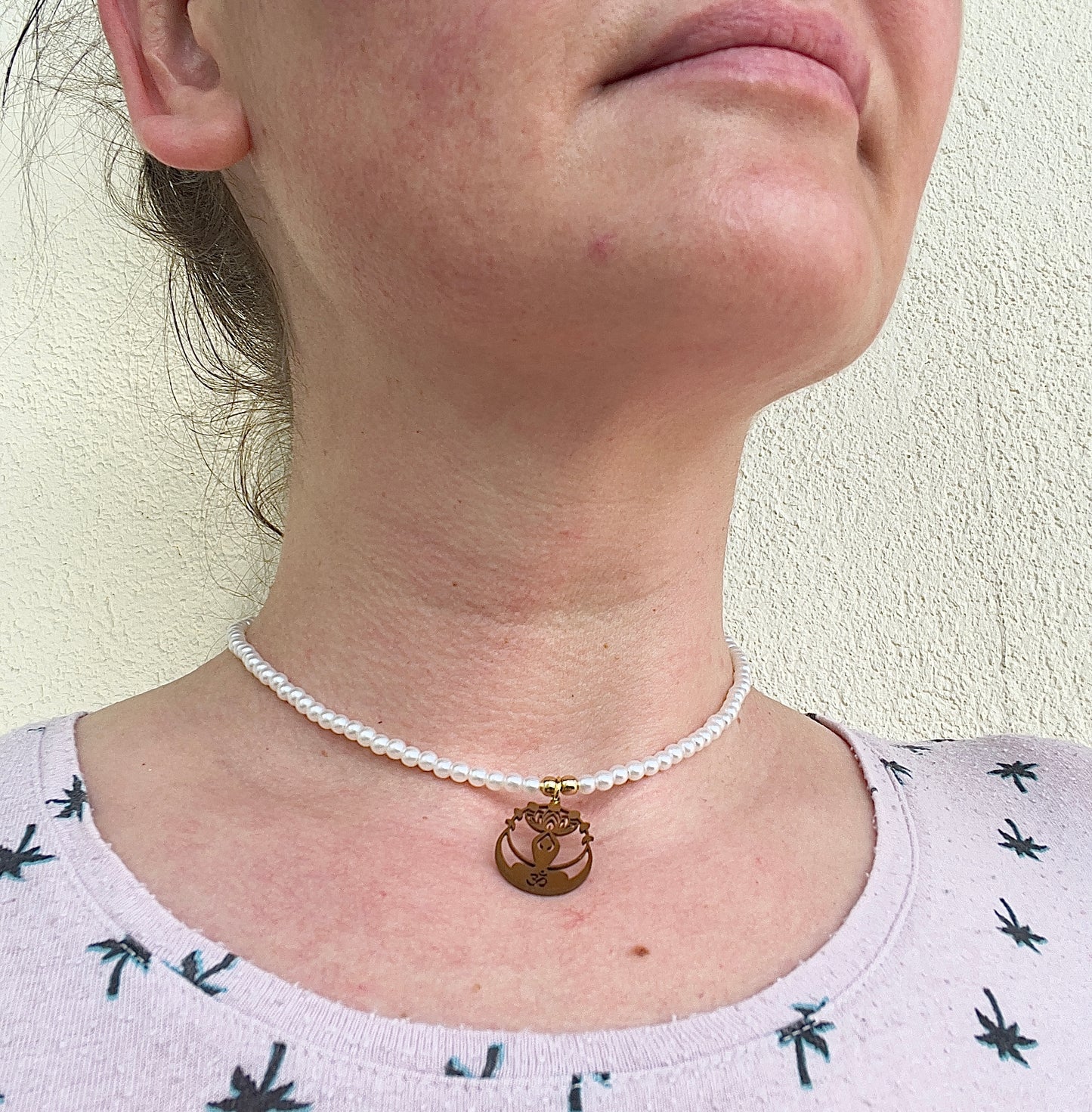 Choker-Kette mit Anezus-Perlen – synthetische Perlen | Edelstahl vergoldet | Yoga & Om Anhänger