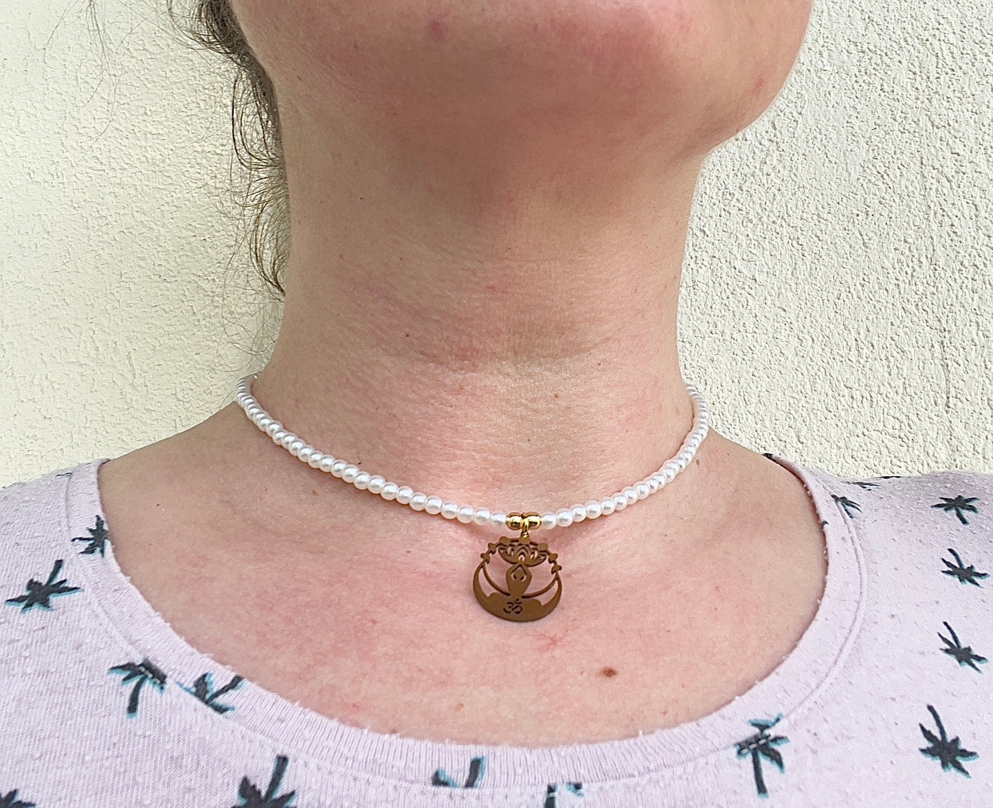 Choker-Kette mit Anezus-Perlen – synthetische Perlen | Edelstahl vergoldet | Yoga & Om Anhänger