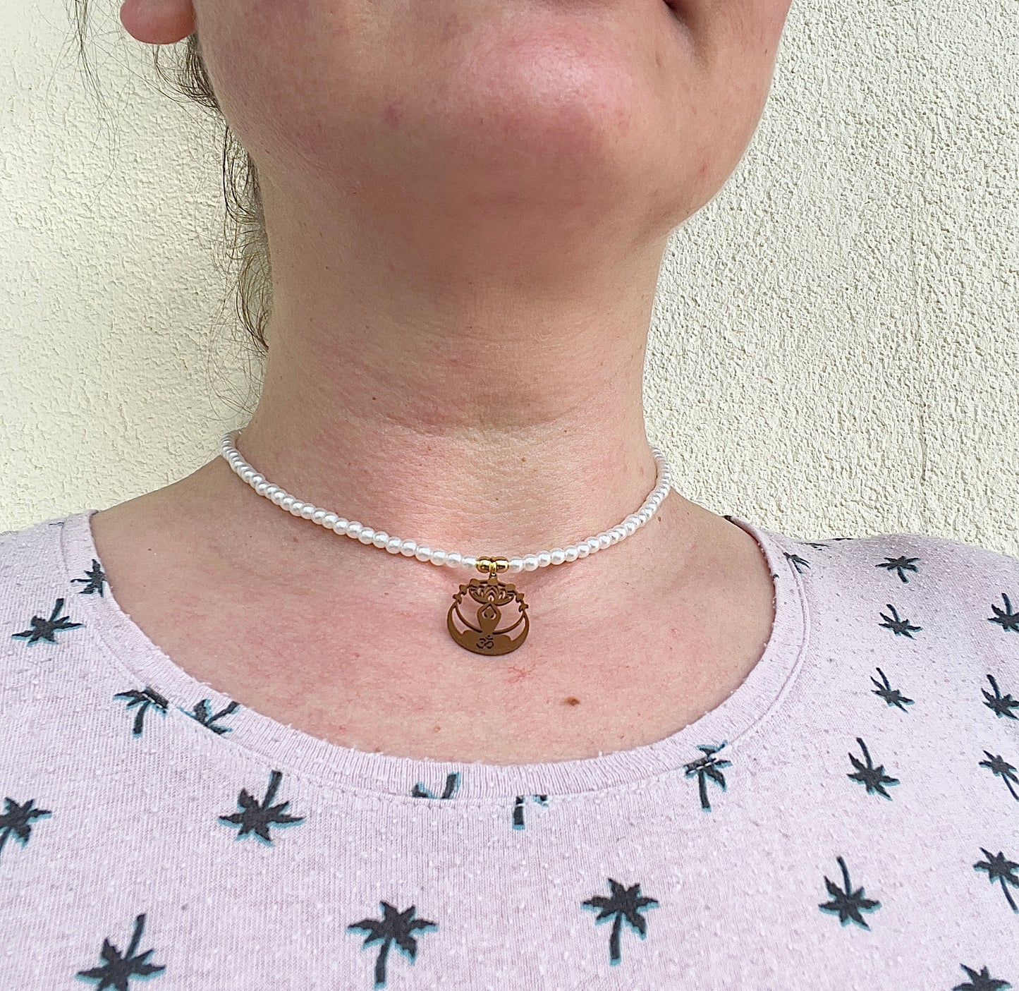 Choker-Kette mit Anezus-Perlen – synthetische Perlen | Edelstahl vergoldet | Yoga & Om Anhänger