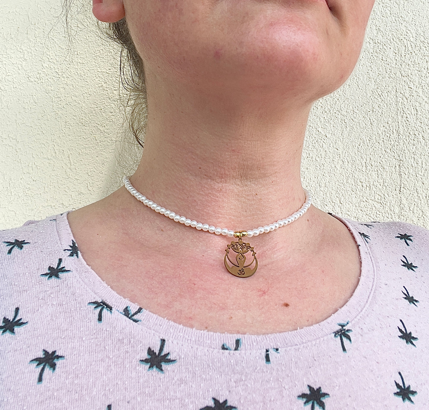 Choker-Kette mit Anezus-Perlen – synthetische Perlen | Edelstahl vergoldet | Yoga & Om Anhänger