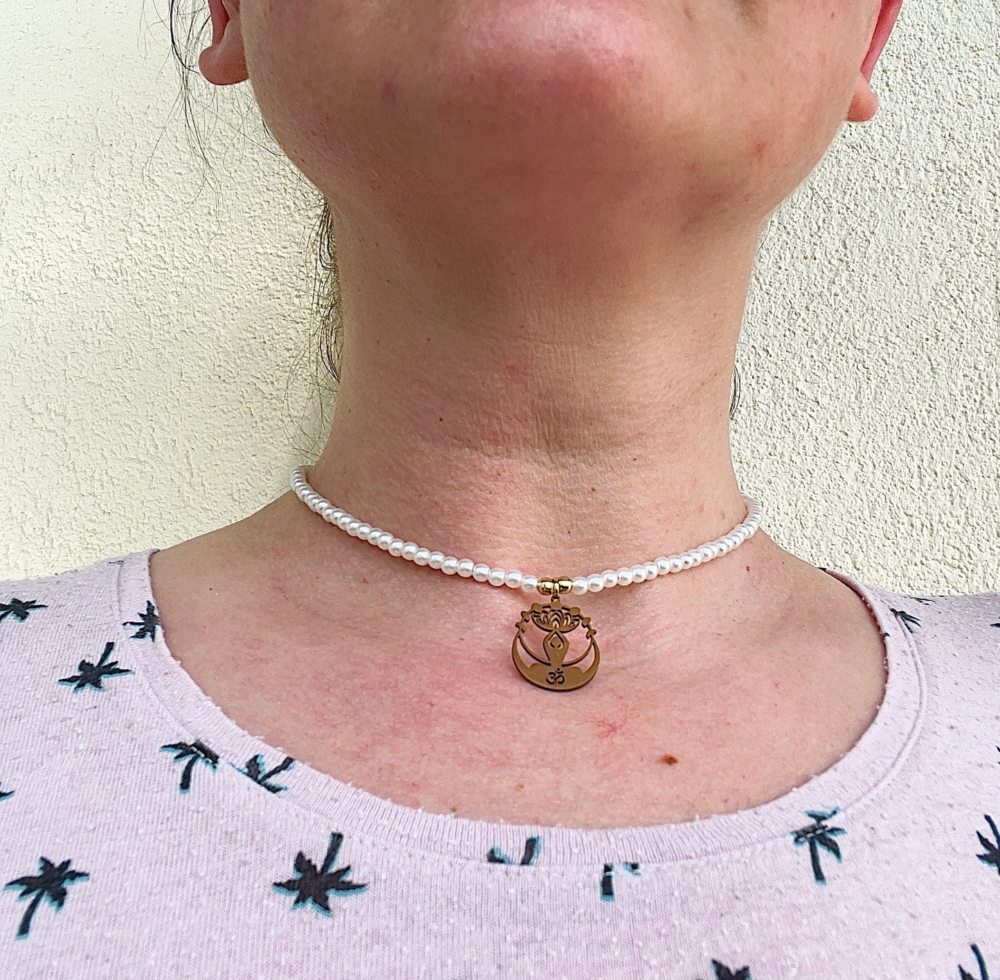 Choker-Kette mit Anezus-Perlen – synthetische Perlen | Edelstahl vergoldet | Yoga & Om Anhänger