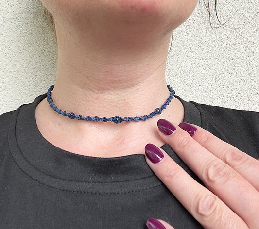 Handgeknüpfte Makramee-Kette Blau – Verstellbare Choker-Kette mit facettierten Kristallperlen