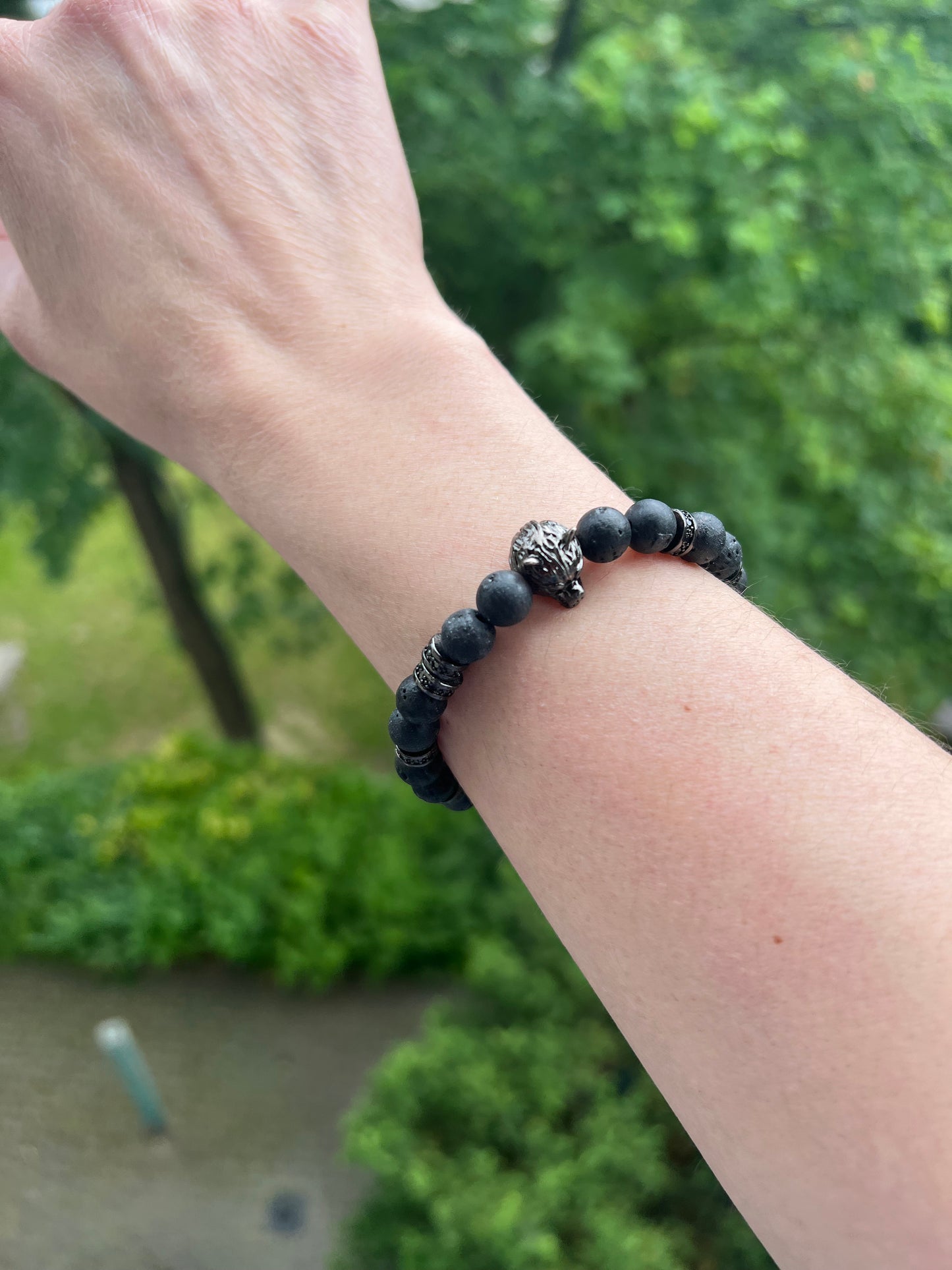 Wolfsenergie - Lavastein -Armband mit leuchtenden Augen