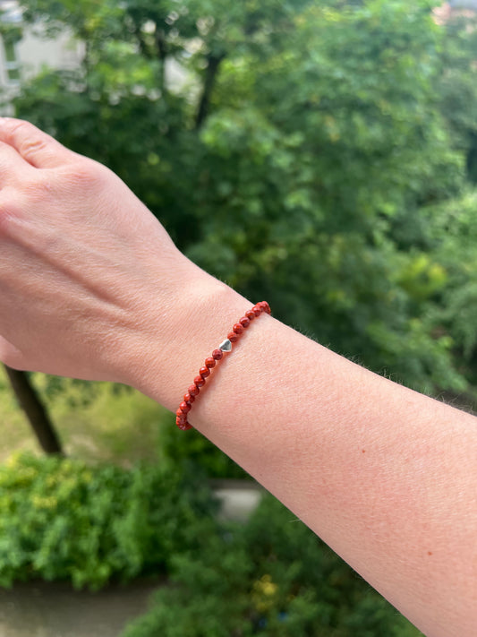 Roter Jaspis Armband mit Herz - Erdung & Stärke im Einzelstück
