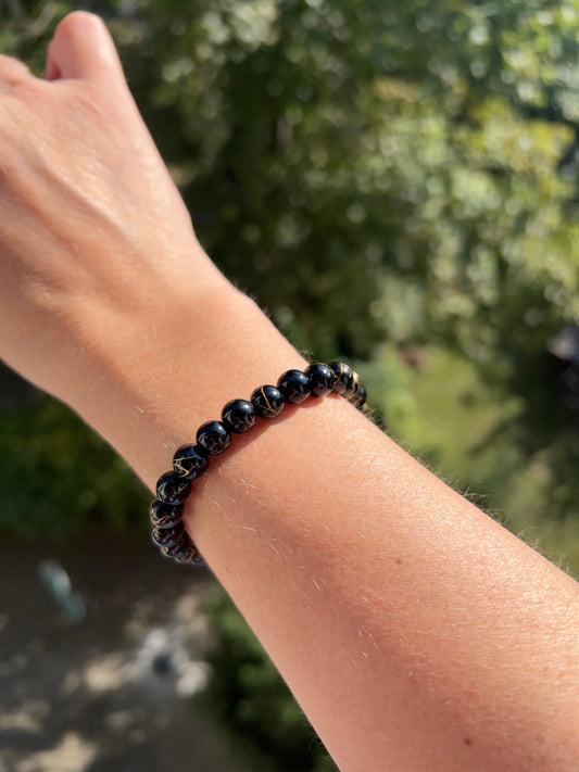 Schwarzer Achat Armband mit goldenen Bandings – Schutz & innere Stabilität