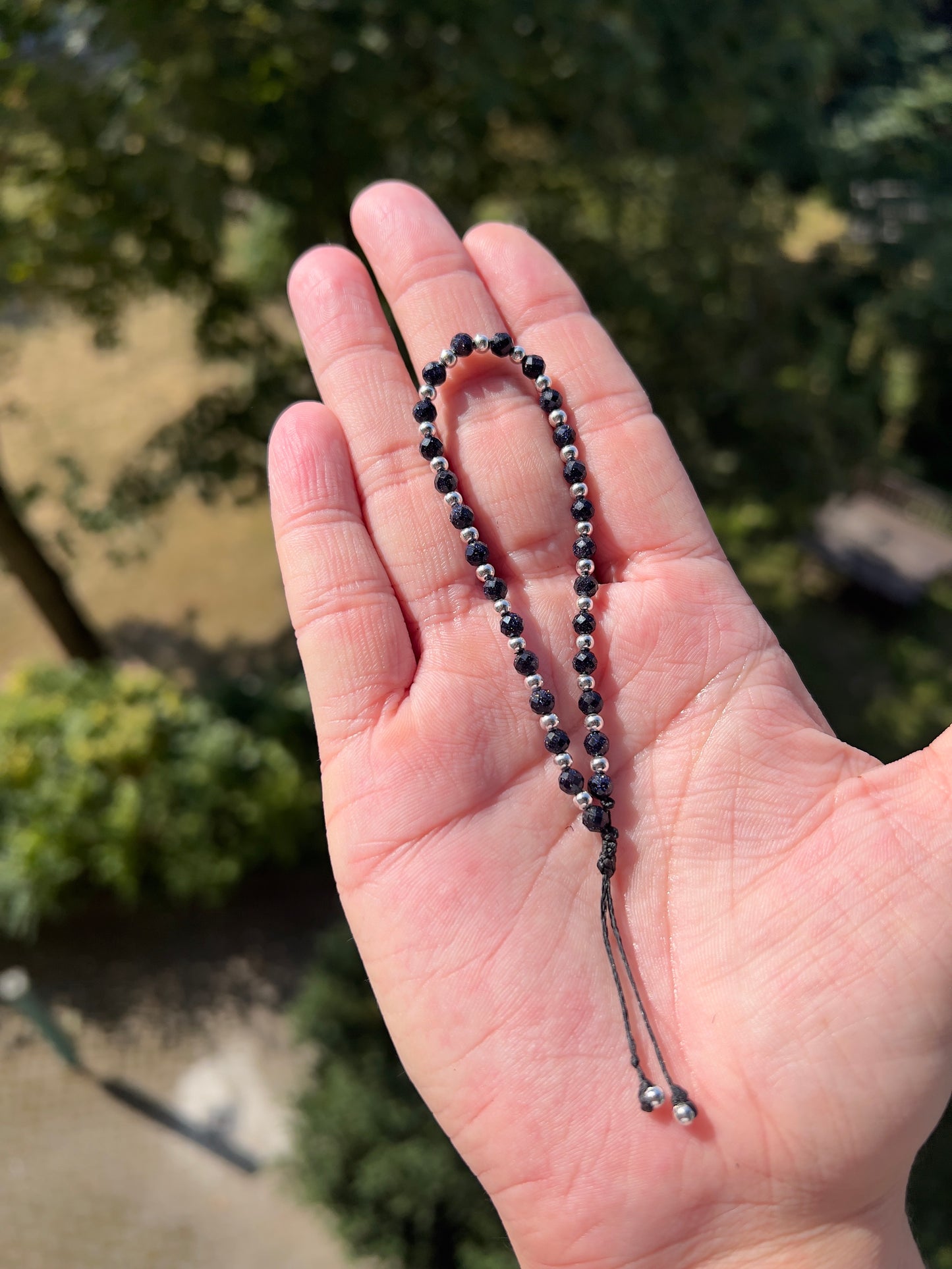 Makramé-Armband aus Blauem Goldsand – facettiert & Größenverstellbar
