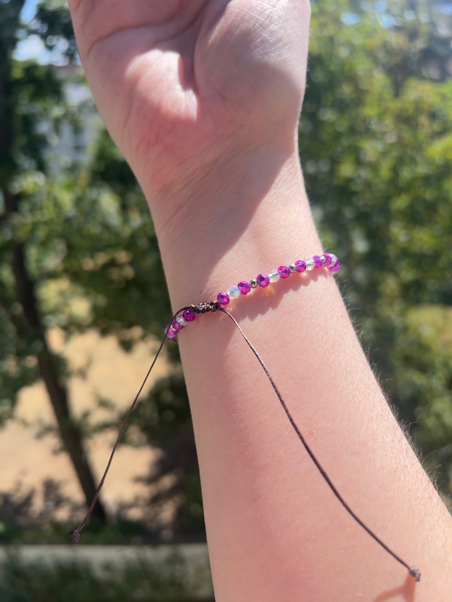 Makramee Armband mit facettierten Kristallperlen in Magenta & weißen opalisierenden Kristallperlen – größenverstellbar