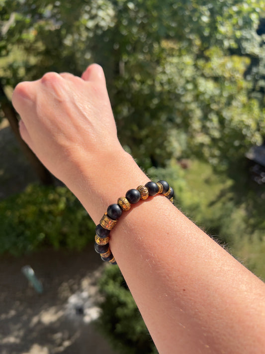 Onyx Armband – 10 mm – mit Statement-Messing-Abstandsperlen – Schutz & innere Stärke