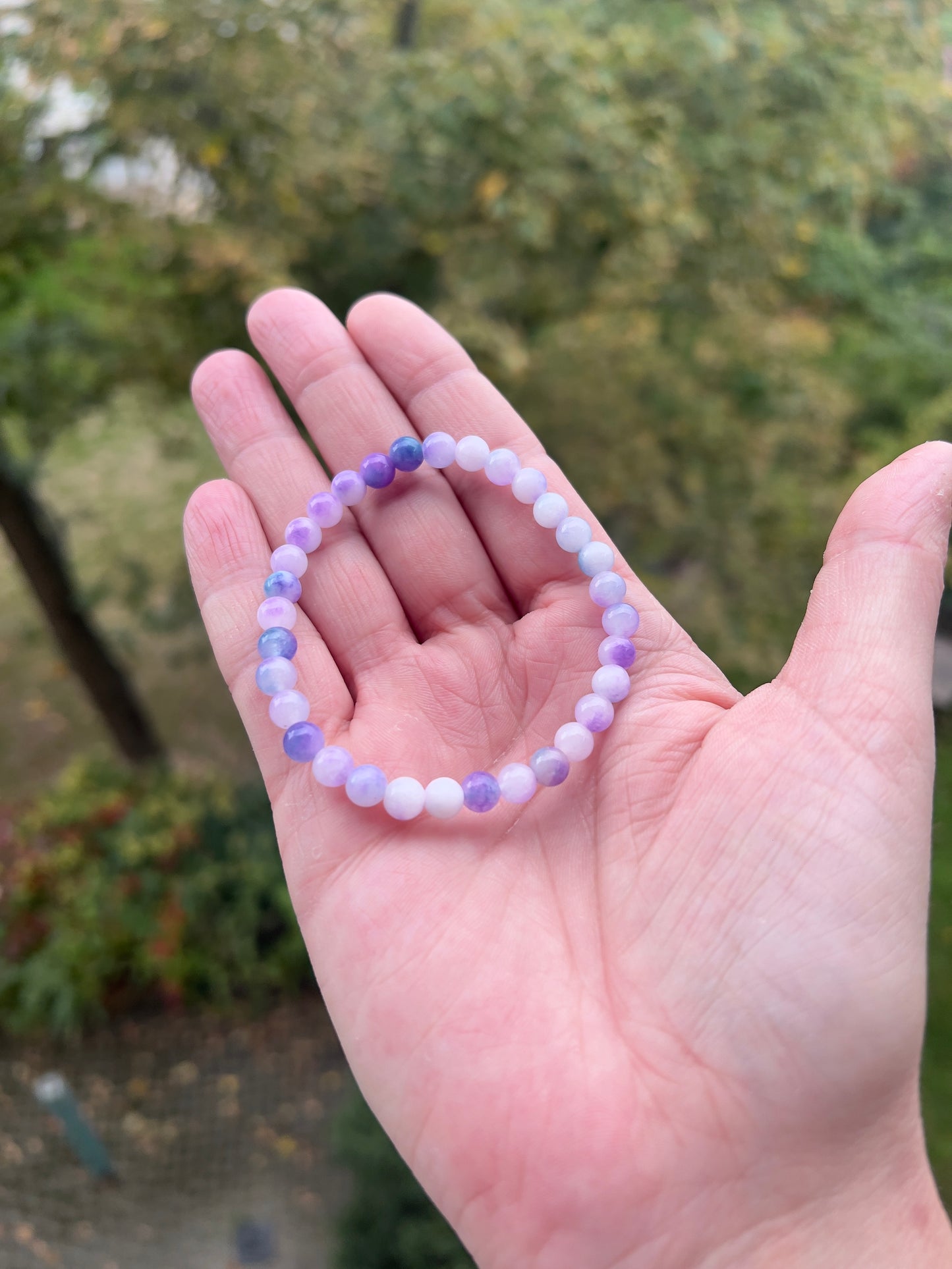 💜 Fliederlicht – Armband aus gefärbtem Chalcedon in Lila (6 mm)